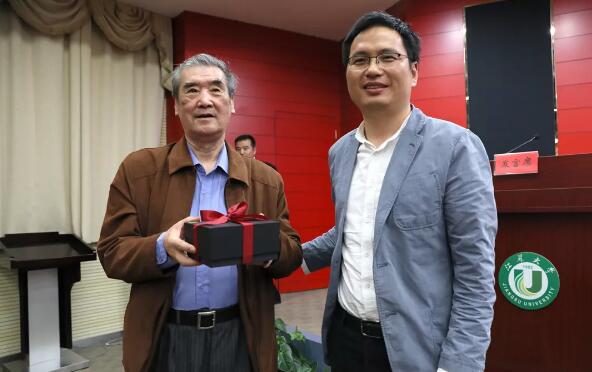 中国知网江苏分公司总经理施雪峰向关醒凡教授赠送纪念品。