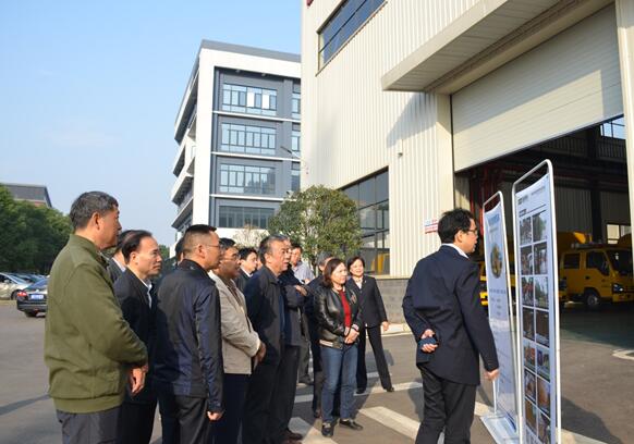 鉴定会专家查看产品介绍 鉴定会专家查看产品介绍