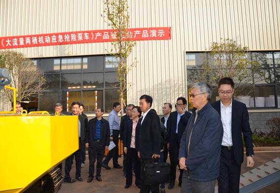 产品鉴定会领导、专家、代表查看产品结构 产品鉴定会领导、专家、代表查看产品结构