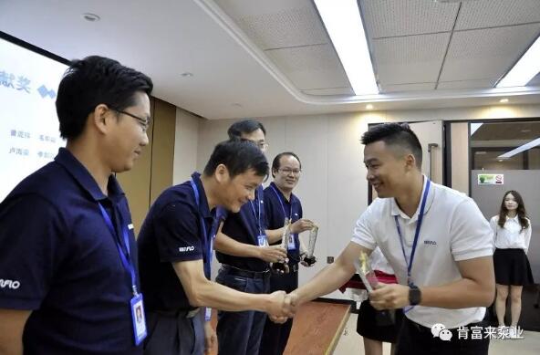 陈迪总经理颁发突出贡献奖 陈迪总经理颁发突出贡献奖