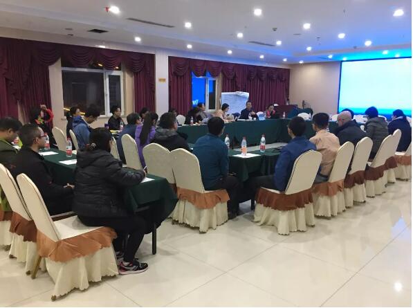 △兰格总裁胡翔宇先生在会上对工作情况进行回顾和总结 △兰格总裁胡翔宇先生在会上对工作情况进行回顾和总结