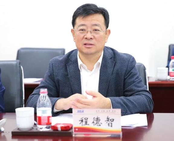 ▲程德智书记参加座谈交流 ▲程德智书记参加座谈交流