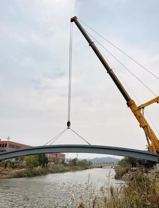 宁波模具产业园区人行景观桥钢箱梁吊装顺利完成