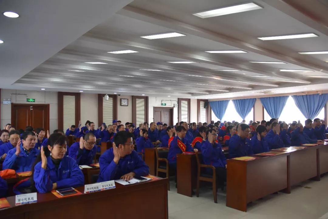 全体与会职工代表对各项报告进行审议并举手表决 全体与会职工代表对各项报告进行审议并举手表决