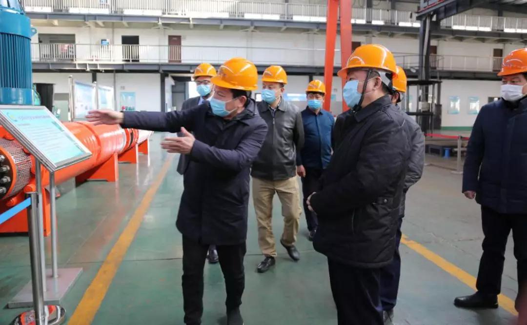 董事长朱庆龙介绍产品 董事长朱庆龙介绍产品