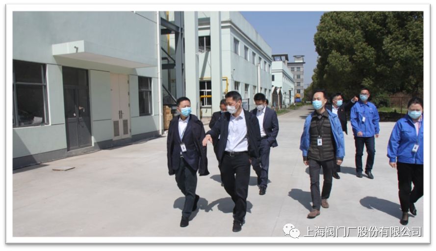 公司高管陪同到访领导共同参观厂区