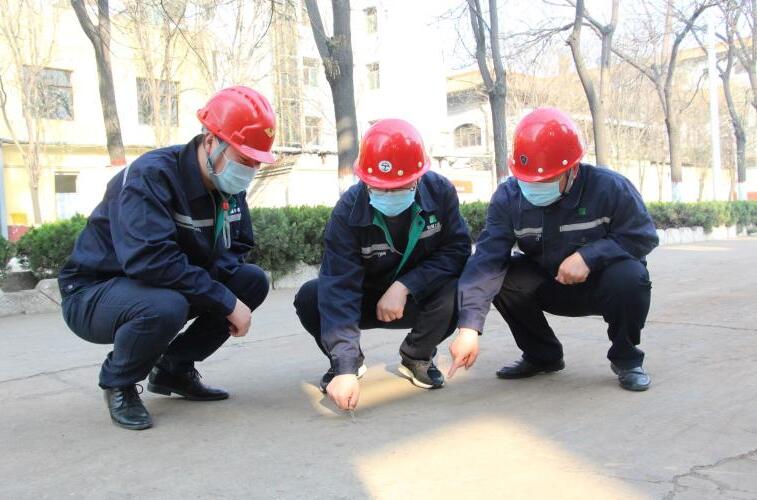 图为:阳煤丰喜临猗公司甲醇系统负责人薛永峰和净化车间主任樊兆宁、副主任吴楠现场商讨解决方案。--- 图为:阳煤丰喜临猗公司甲醇系统负责人薛永峰和净化车间主任樊兆宁、副主任吴楠现场商讨解决方案。---