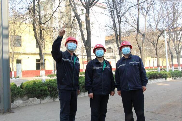 图为:阳煤丰喜临猗公司甲醇系统负责人薛永峰和净化车间主任樊兆宁、副主任吴楠现场商讨解决方案。---李赛摄 图为:阳煤丰喜临猗公司甲醇系统负责人薛永峰和净化车间主任樊兆宁、副主任吴楠现场商讨解决方案。---李赛摄