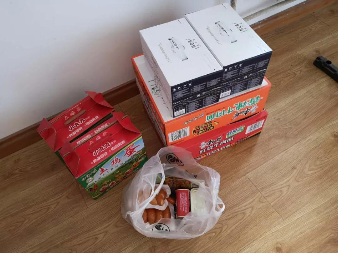 為青年職工送去慰問品