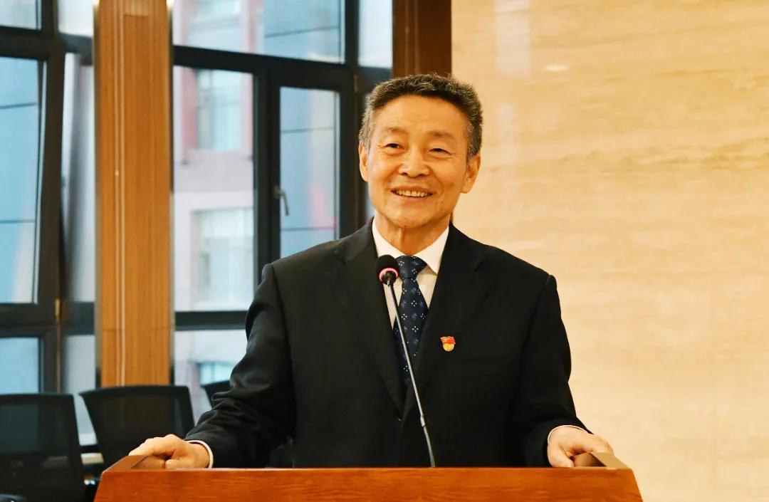 哈电集团党委书记、董事长斯泽夫在签约仪式上致辞。 哈电集团党委书记、董事长斯泽夫在签约仪式上致辞。