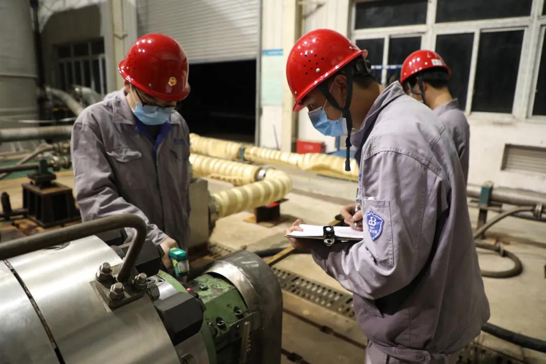 重庆水泵公司试验站职工争分夺秒抢任务