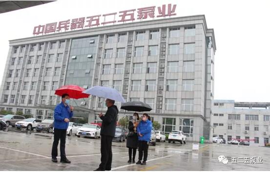  圖四兩單位領導雨中交流今后如何推動和發展社區“雙報到”活動