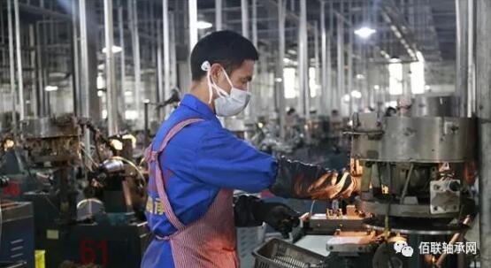 工人熟练操作机器 工人熟练操作机器