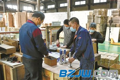 中斌紧固件制造有限公司的工作人员在包装产品 中斌紧固件制造有限公司的工作人员在包装产品
