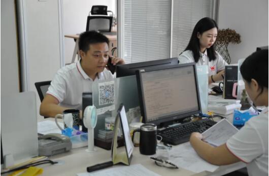 （好利辦公人員正在全面促進企業信息化建設）