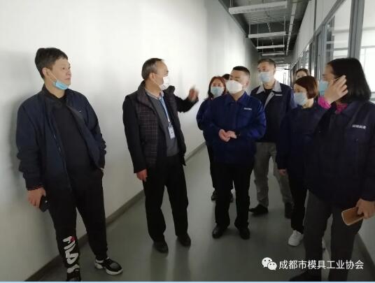科思董事长邓兴强带领润博团队参观并亲自作讲解介绍 科思董事长邓兴强带领润博团队参观并亲自作讲解介绍