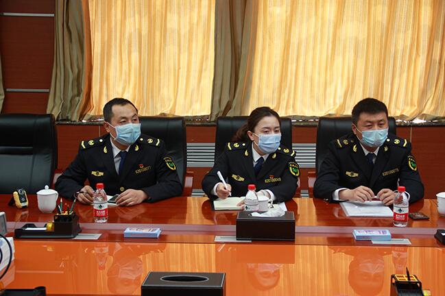 （左一韓犇、左二趙婧汝、右一周華斌）