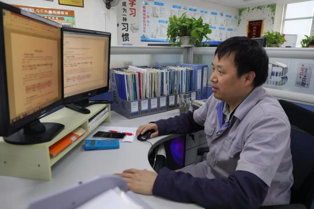 技術(shù)中心離心泵室機(jī)械設(shè)計(jì)技術(shù)員羅紹華榮獲機(jī)電集團(tuán)勞動(dòng)模范稱號(hào)
