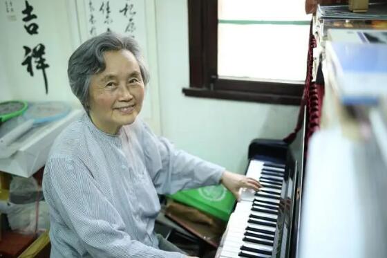 陈陈先生在弹钢琴 交大供图 陈陈先生在弹钢琴 交大供图
