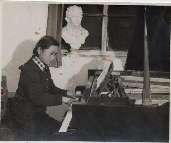1956年在清华音乐室练琴 交大供图 1956年在清华音乐室练琴 交大供图