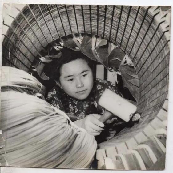 1958年在清华建实验室 交大供图 1958年在清华建实验室 交大供图