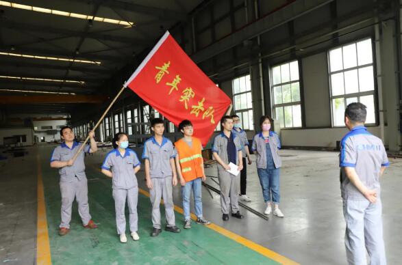 重庆机床集团:抢进度 保目标-团员青年在一线突击清理厂房 重庆机床集团:抢进度 保目标-团员青年在一线突击清理厂房