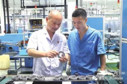 赵晓林(左)带领技术人员开展技术攻关 赵晓林(左)带领技术人员开展技术攻关