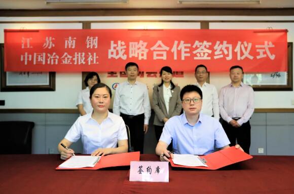 图为陈晓莉与陈佳签署合作备忘录 图为陈晓莉与陈佳签署合作备忘录