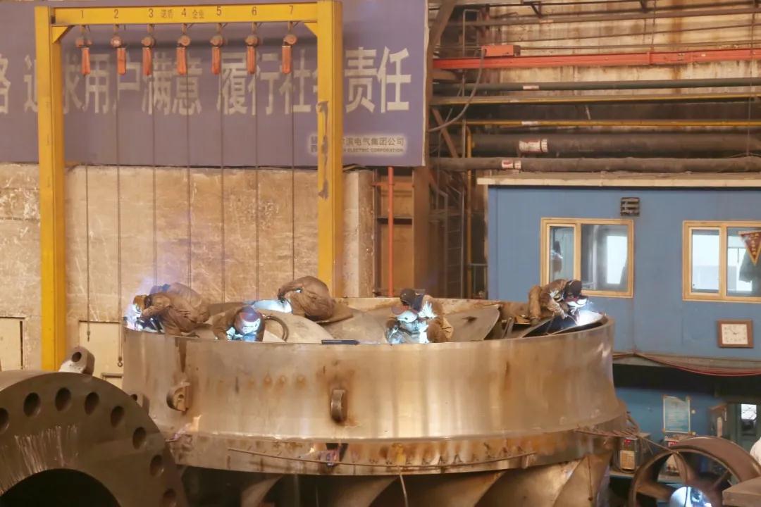 李家峽改造項目轉輪在哈電電機焊接