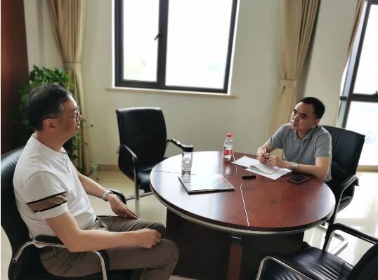 图为吴建新(左)与董事会杂志谷学禹(右) 图为吴建新(左)与董事会杂志谷学禹(右)