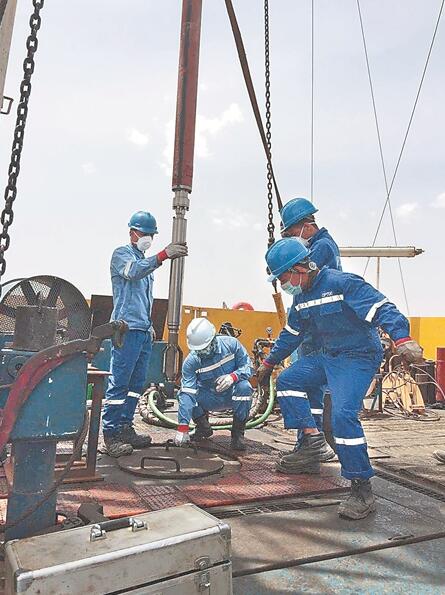 大庆油田力神泵业哈法亚项目部人员正在进行下泵作业。 