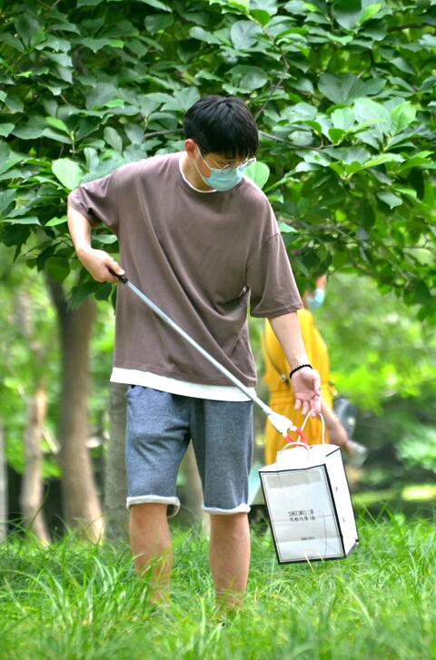 “綠色環保，你我同行”——中國船舶大連船閥青年志愿者服務隊走進中山公園