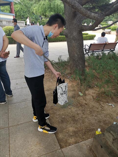 “綠色環保，你我同行”——中國船舶大連船閥青年志愿者服務隊走進中山公園