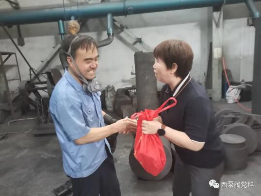 陜西省機(jī)械冶金建材工會(huì)來(lái)西安泵閥總廠送清涼