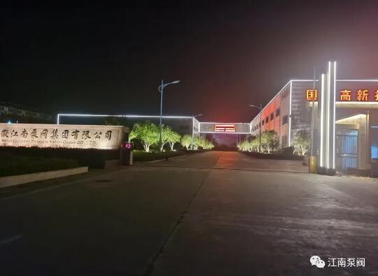 夜幕降至，彩燈斑斕。