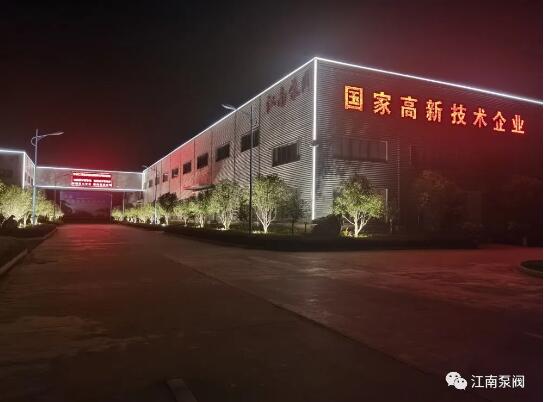 投影璀璨，與樹木相交成輝。