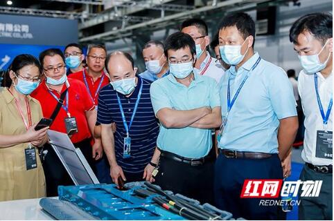 與會人員參觀中車株洲電機代表產品。