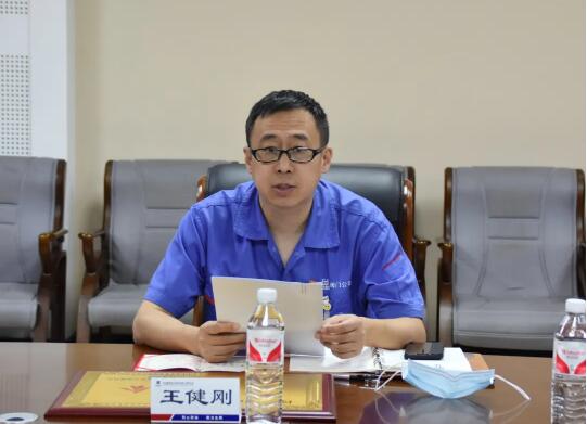 黨群工作部主任、證券法務部經理、工會副主席王健剛同志主持會議并宣讀表彰獎勵決定