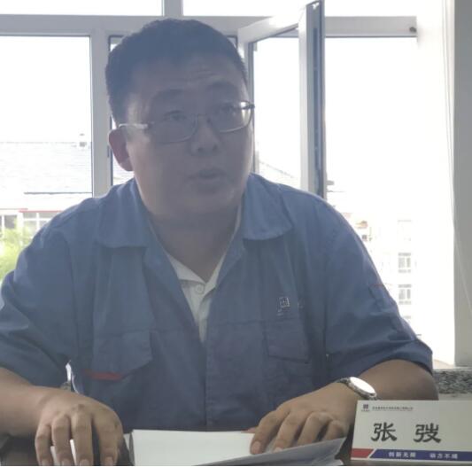 團(tuán)委書記、綜合管理部副經(jīng)理張弢主持會(huì)議