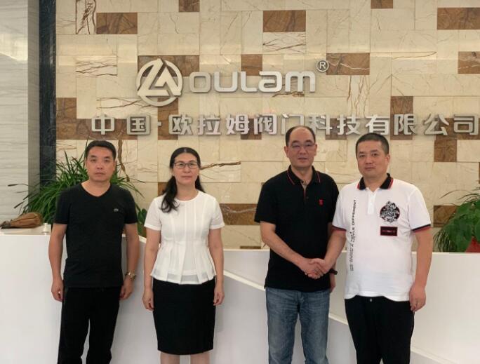 梅銀富一行在公司走訪。