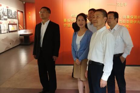 湖南省人民政府党组成员谢卫江陪同斯泽夫一行参观省政府办公厅档案陈列室。