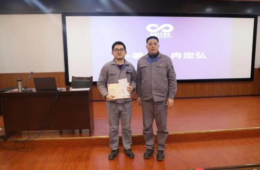 李方忠为1-3期区域改善项目一等奖获得者冉定弘颁奖 李方忠为1-3期区域改善项目一等奖获得者冉定弘颁奖