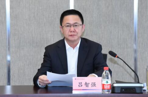  哈电集团党委常委、副总经理吕智强作工作报告。