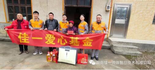 贴春联,迎新年,提前给您拜早年。 贴春联,迎新年,提前给您拜早年。