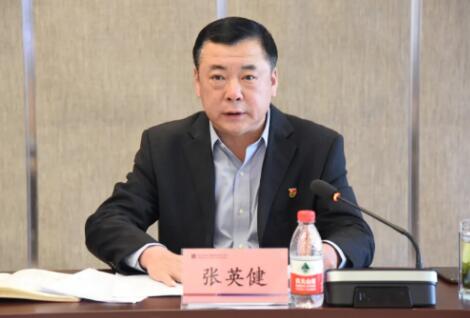 哈电集团党委常委、副总经理张英健传达相关会议精神。