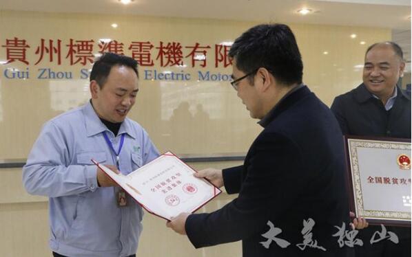 送上荣誉证书 送上荣誉证书