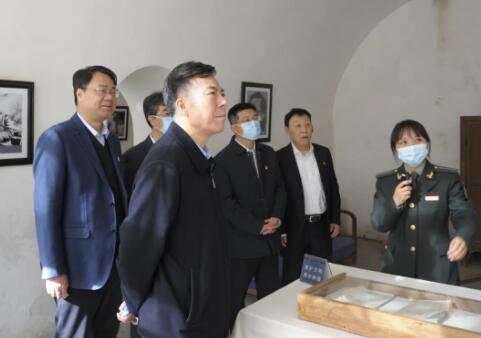 秦川集团严鉴铂一行赴延安瞻仰革命旧址 秦川集团严鉴铂一行赴延安瞻仰革命旧址
