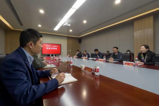 武漢紡織大學領導蒞臨武鍋能源公司參觀交流
