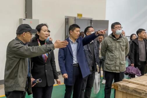 武漢紡織大學領導蒞臨武鍋能源公司參觀交流