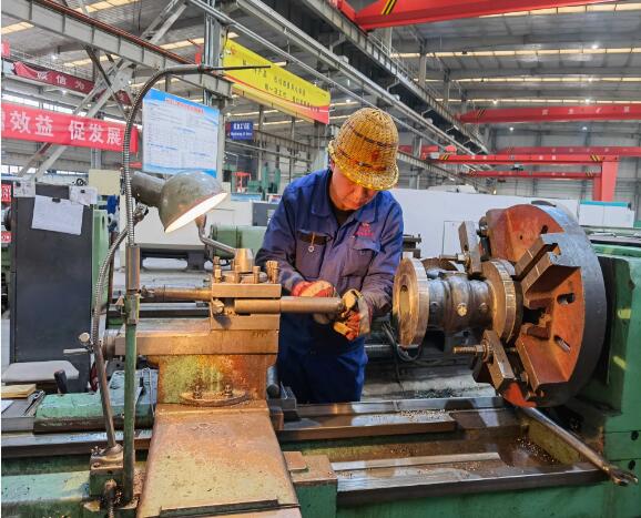 兰州市总工会领导赴兰高阀门考察“金城工匠”候选人 兰州市总工会领导赴兰高阀门考察“金城工匠”候选人